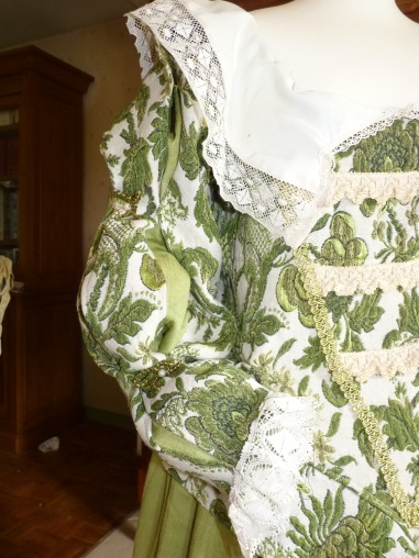 Détail du costume de la duchesse de Chevreuse