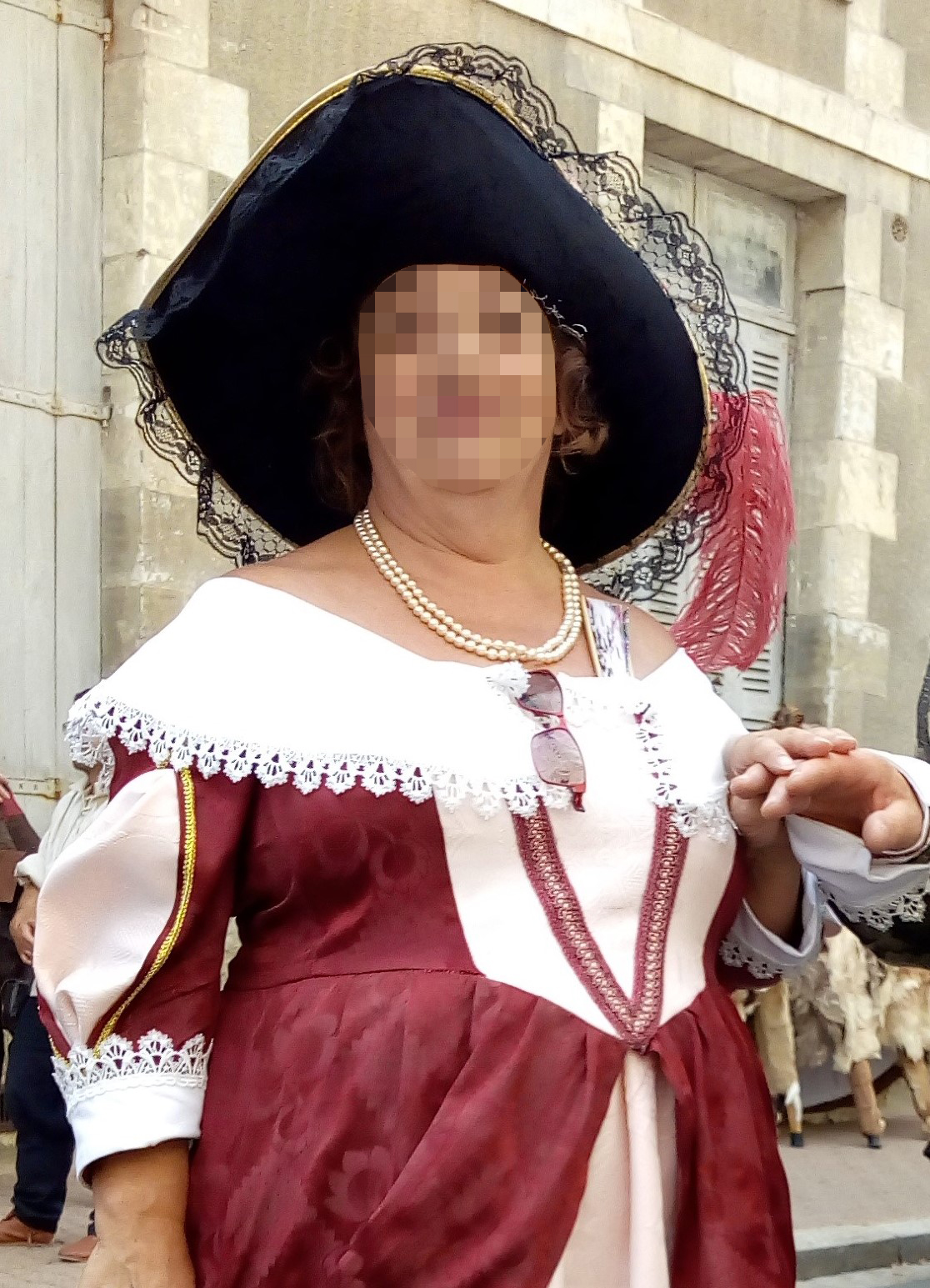 Détail du costume de la dame de la rue Bourbon