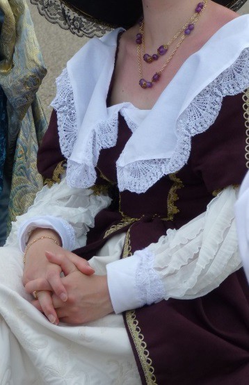 Détail du costume de la duchesse de Descartes