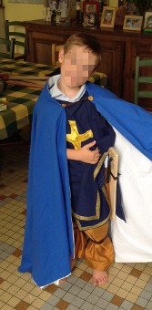 Vignette du costume du chevalier croisé à la cape bleue
