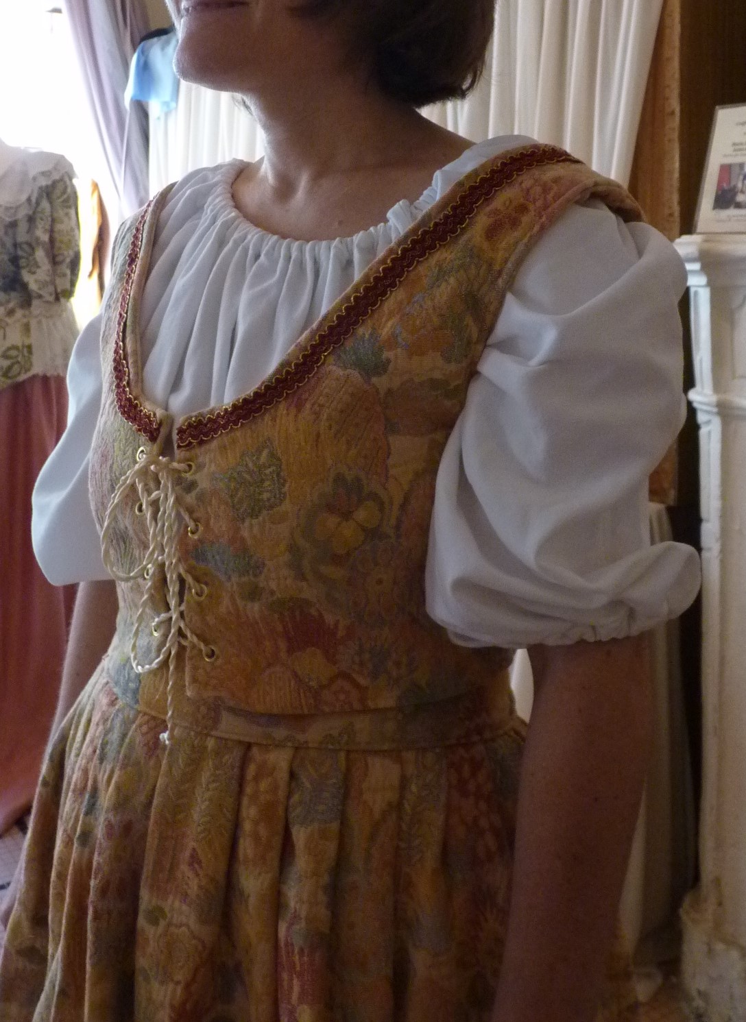 Détail du costume de la dame Honorime