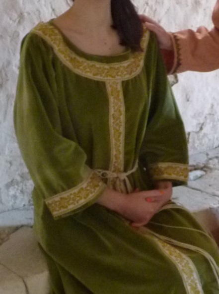 Détail du costume de Bathilde d’Artois