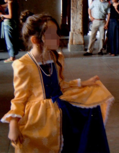 Détail du costume de la duchesse des Bruères