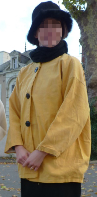 Tenue Thérèse avec manteau et chapeau