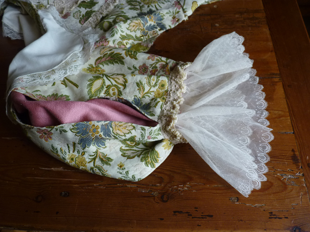 Détail du costume de la duchesse de Longueville