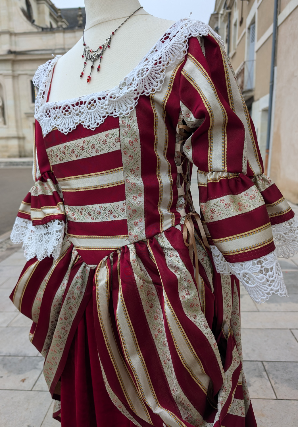 Détail du costume de la duchesse de Fontanges