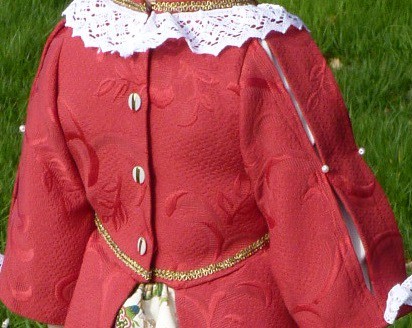 Détail du costume de la marquise du Vau