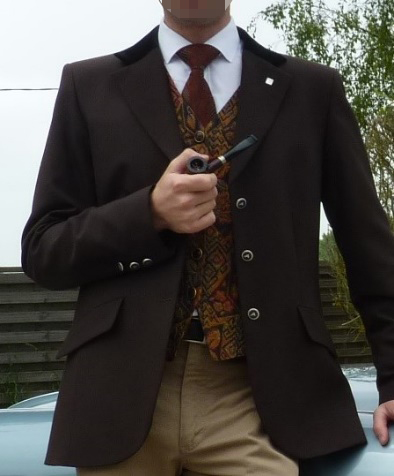 Détail du costume de James