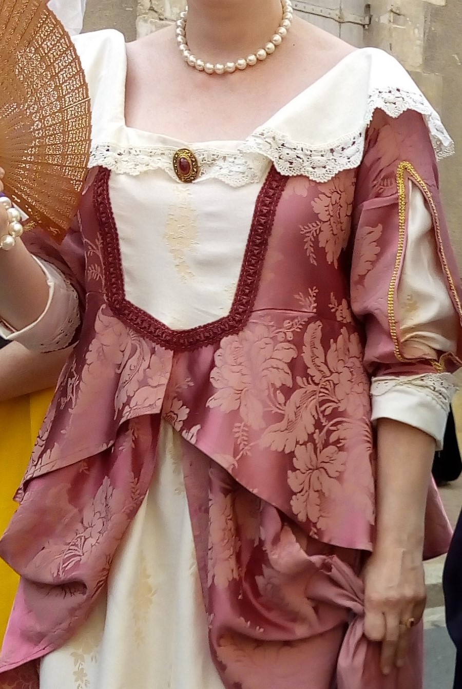 Détail du costume de Louise Marguerite de Lorraine