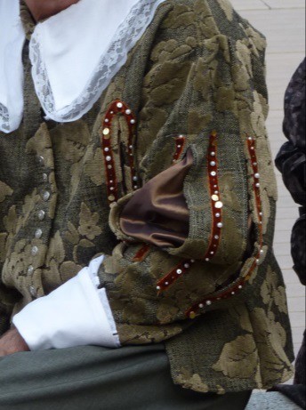 Détail du costume du seigneur de Bouchard