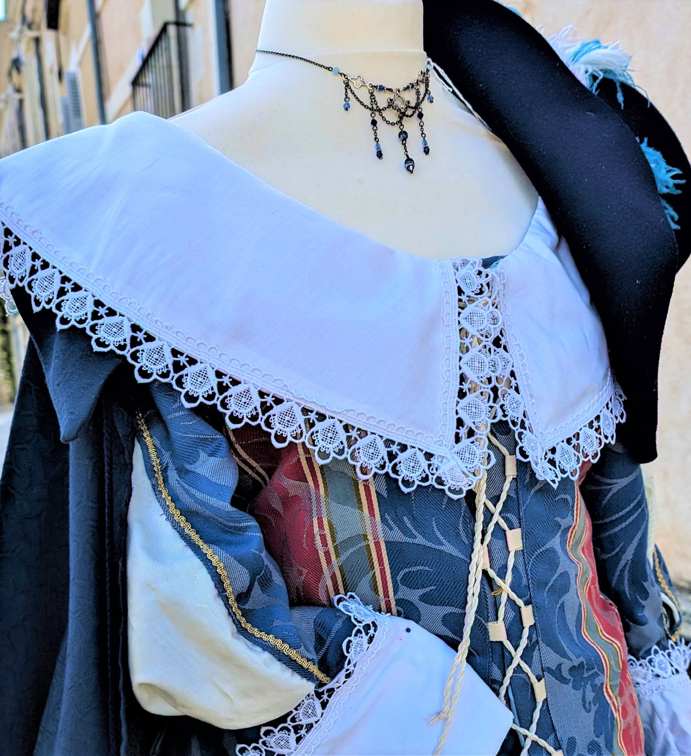 Détail du costume de la dame du Bel Azur