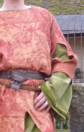 Détail du costume de Foulques d’Anjou