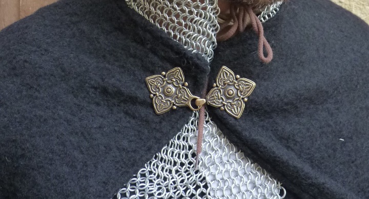 Détail de la cape médiévale de chevalier