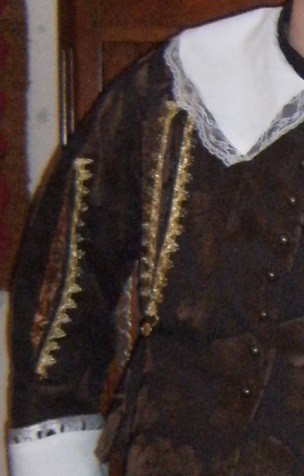 Détail du costume du comte de Bridoré