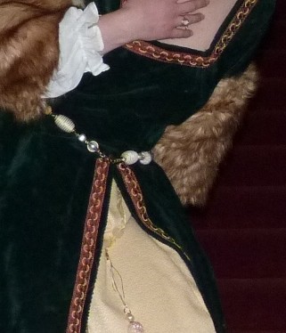 Détail du costume de la duchesse du Perron
