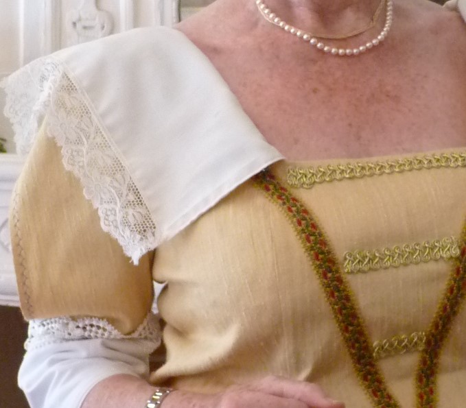 Détail du costume de Madame d’Armanville