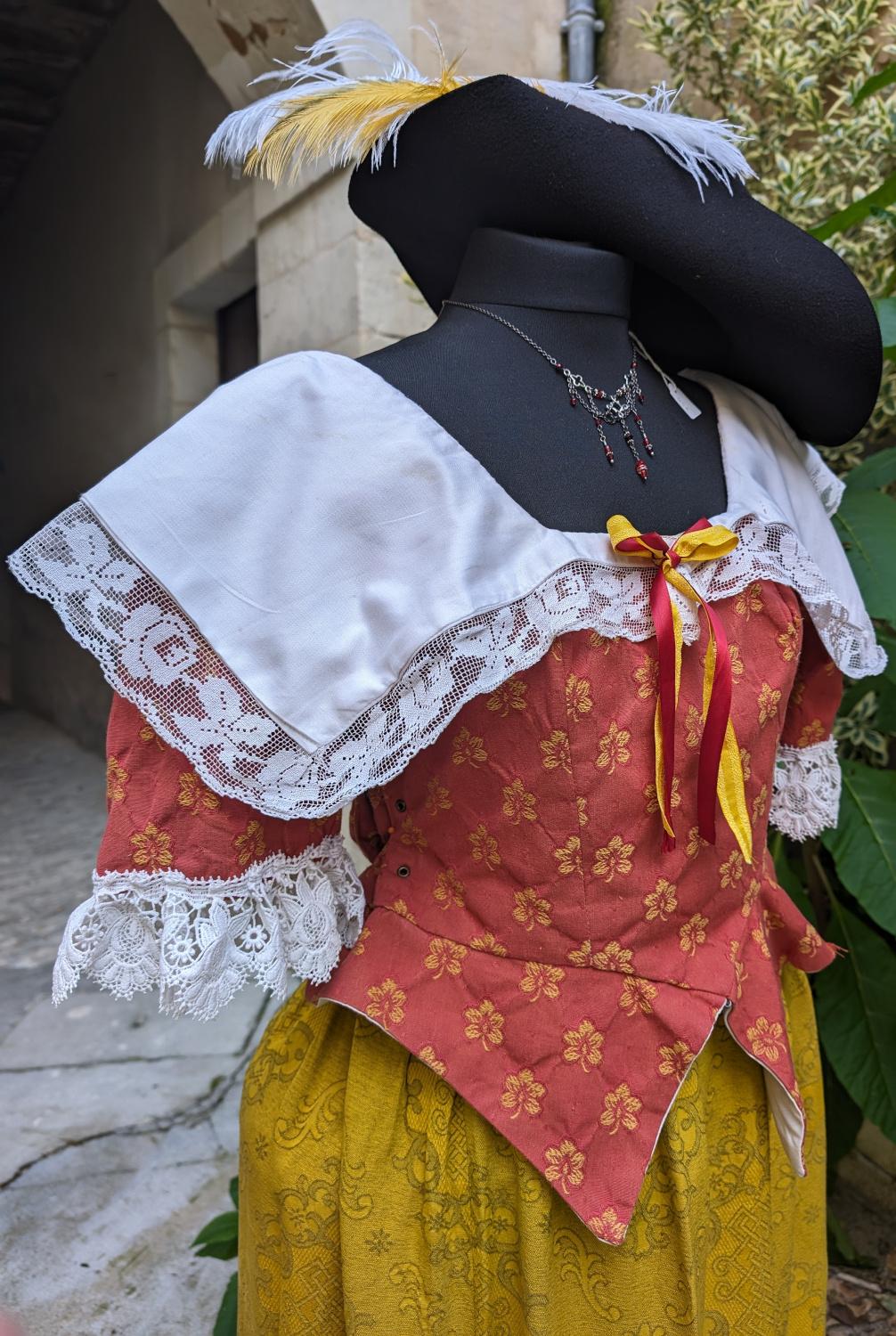 Détail du costume de madame de Verneuil