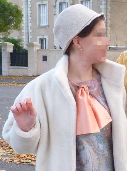 Tenue Gladys avec manteau et chapeau