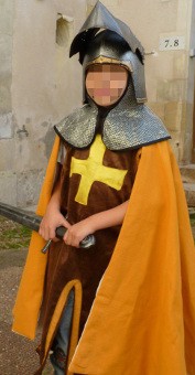 Vignette du costume du chevalier croisé à la cape