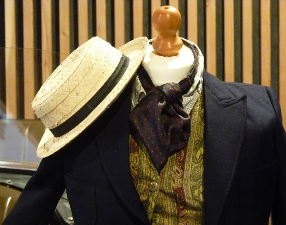 Détail du costume de Monsieur Armand