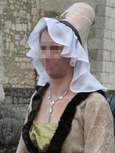Détail du costume de Jehanne de Theneuil