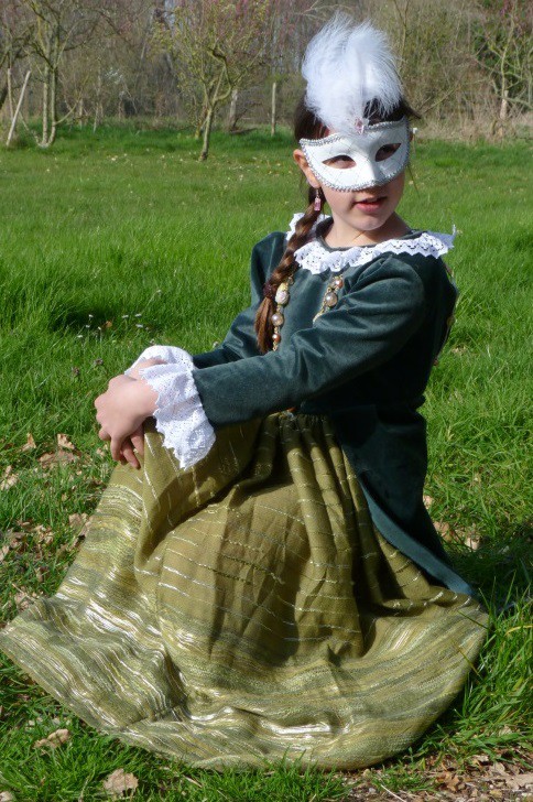Detail of the Gracious of Anjou’s costume