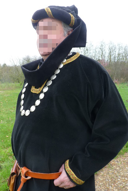 Détail du costume de noble homme au faucon