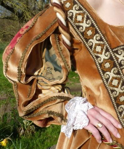 Détail du costume de la dame de l’entrevue du Drap d’Or