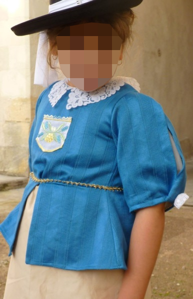 Détail du costume de la milady de Richelieu