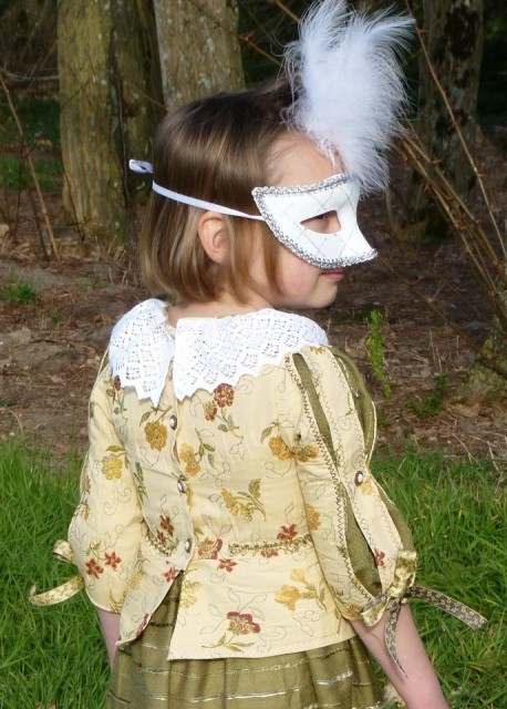 Détail du costume de la marquise du Pré