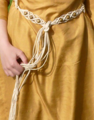 Détail du costume de la dame Hildegarde
