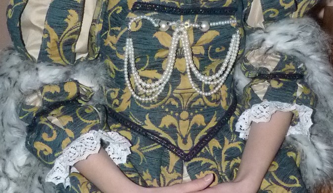 Détail du costume de la duchesse de la Marche