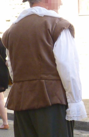 Détail du petit gilet Louis XIII
