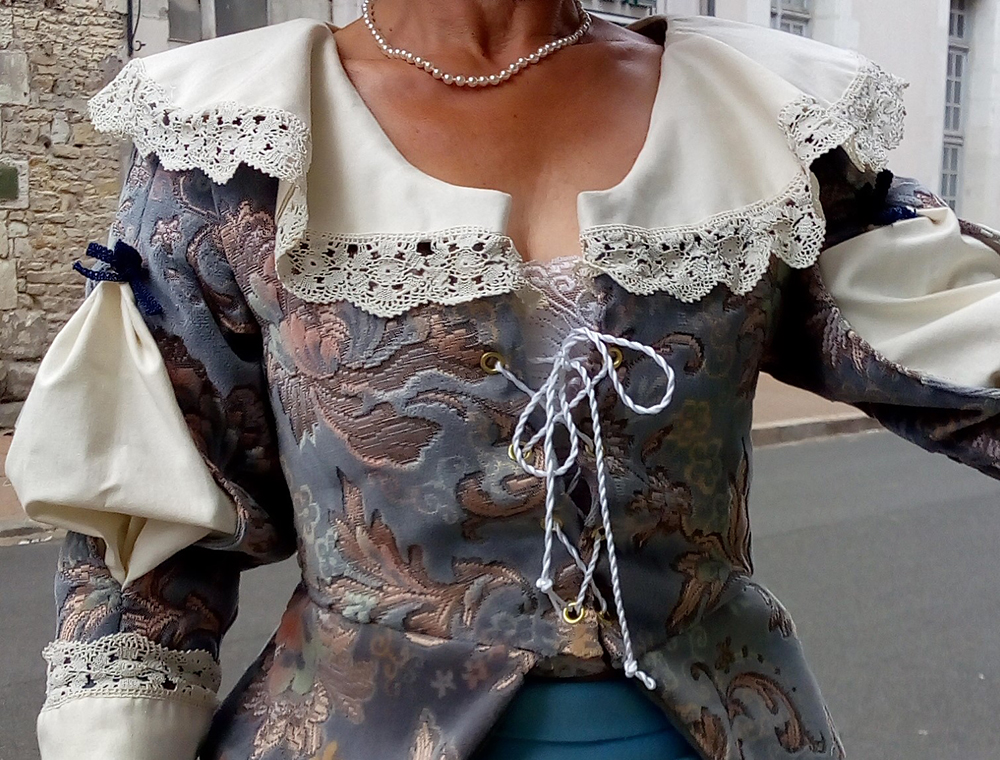 Détail du costume de la dame du Bel Azur