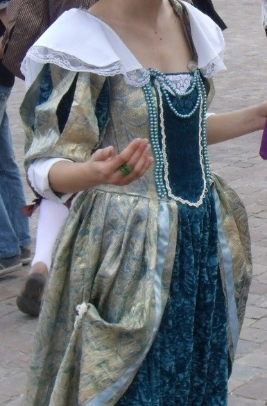 Détail du costume de la duchesse du Parc