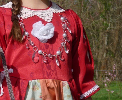 Détail du costume de la mignonne à la rose
